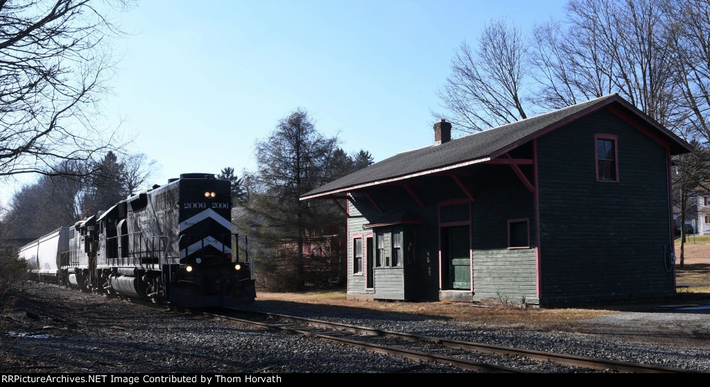 DDRV RP-1 heads east past the former DL&W depot with 25 cars